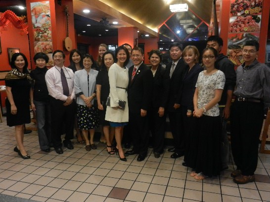 餐會後，廖處長東周夫婦與聖體市僑民合影留念