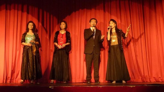 僑教中心王偉讚主任與星星月亮太陽合唱月亮代表我的心。