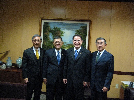駐休士頓辦事處處長廖東周(右二)與首都銀行董事長王敦正(左二)、總經理戴建民(右)及首都銀行控股公司總執行長兼總裁李敏通 (左)合影