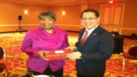 駐休士頓辦事處廖處長東周於本（101）年1月29日下午5時30分在達福台商會新春晚會酒會前會晤聯邦眾議員Eddie Bernice Johnson﹙D-TX﹚，雙方並合影留念