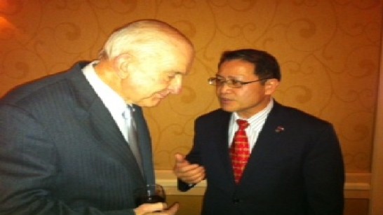 駐休士頓處廖處長東周於本（101）年1月29日晚6時在達福台商會新春晚會酒會前會晤聯邦眾議員Sam Johnson﹙R-TX﹚，雙方並合影留念