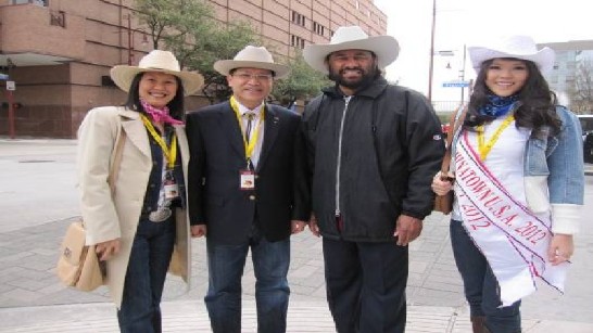 廖處長東周夫婦出席休士頓第80屆牛仔節遊行會晤聯邦眾議員Al Green（D-TX），雙方並合影留念