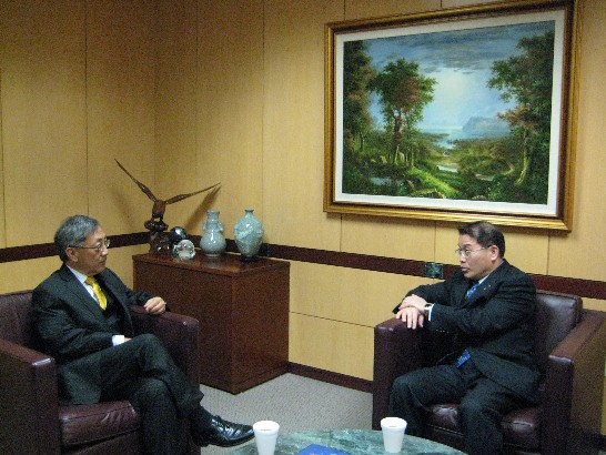 駐休士頓辦事處處長廖東周(右)與首都銀行控股公司總執行長兼總裁李敏通 (左)就首都銀行創立及發展現況及海外國人創業經驗等交換意見