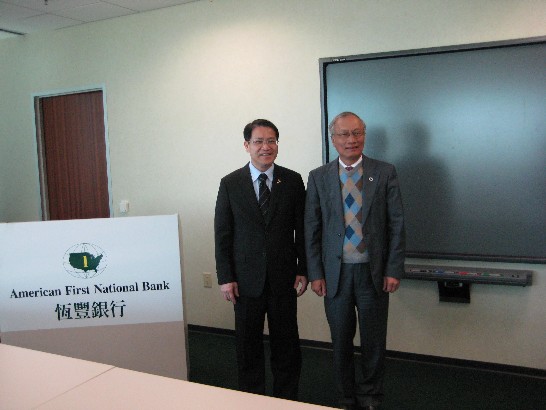 駐休士頓辦事處處長廖東周(左)與恆豐銀行董事長吳文龍(右)合影