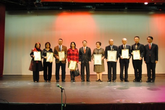 廖大使(左5)代表政府頒發續聘證書予鄭昭僑務委員(左6)及駱健明僑務委員(左7)，另頒發僑務顧問及僑務促進委員證書