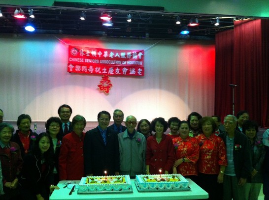 駐休士頓辦事處處長廖東周大使(前排左5) 出席老人協會在僑教中心舉行慶生會，與協會趙婉兒會長(前排左6)及壽星們合影留念