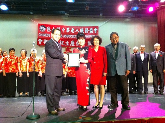 駐休士頓辦事處處長廖東周大使(左1)代表老人服務協會頒贈感謝狀予百齡合唱團朱琨老師(左2)