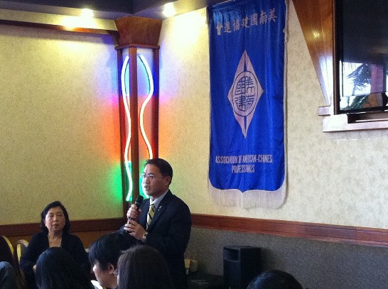 駐處處長廖東周大使(致詞者) 應邀出席「美南國建會」新春餐敘，致詞肯定國建會透過定期舉辦聚會方式，連繫海外學人及留學生情誼並為留學生未來在美就業提供人際網絡