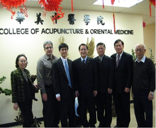 廖東周處長(中)訪視華美中醫學院與梁慎平院長夫婦(右三及左一)、梁世東校長(左三)及校方幹部等合影，右二為本處魏組長煥忠