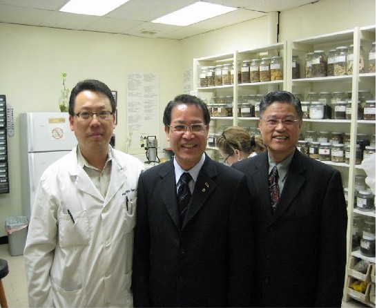 廖東周處長(中)參訪華美中醫學院與梁慎平院長(右)及葉羨敏醫師(左)合影