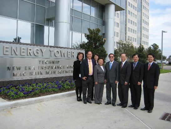駐休士頓辦事處處長廖東周(右四)與新世紀人壽保險公司總裁陳舜哲(右三)、國際保健公司亞洲商務總裁王秀姿(前排左二)、副總裁鄭嘉明(前排左一)、駐處魏組長煥忠(右二)及僑教中心主任王偉讚(右一)等在該公司辦公大樓前合影