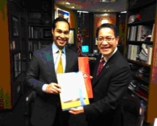 聖安東尼市長Julián Castro致贈聖安東尼簡介圖冊及紀念品給廖處長東周