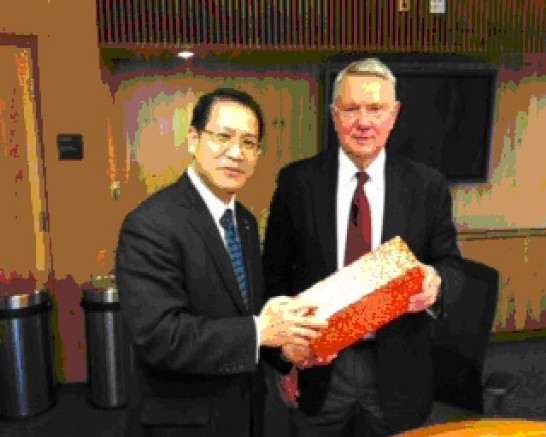 駐休士頓辦事處廖處長東周於本（101）年1月30日下午4時拜會奧斯汀市長Lee Leffingwell，雙方合影留念