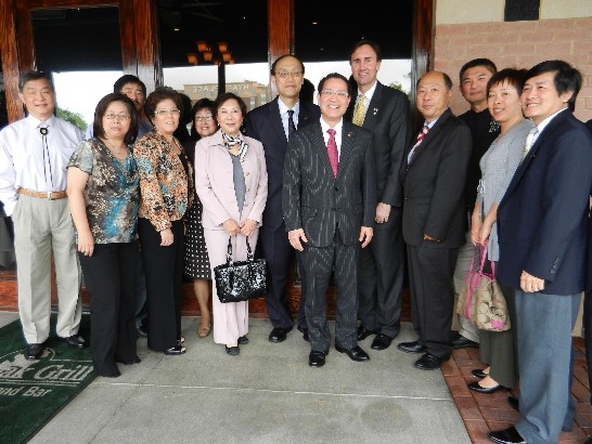 廖處長東周與美聯邦眾議員Pete Olson(R-TX)及德州福遍華人友好交流協會成員合影留念