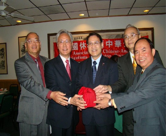 駐處廖東周處長(中)主持休士頓中華公所印信交接：卸任共同主席楊貴松與黃泰生(右一、二)新任共同主席伍萬鈞與陸忠(左一、二)