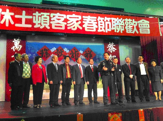 駐休士頓台北經濟文化辦事處處長(左7)、哈瑞斯郡警察總長Adrian Garcia(左8)、梁慎平院長(右4)、台灣商會張智嘉(左6)與詹煥彩會長等合影