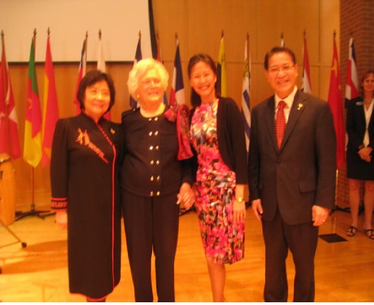 駐處廖處長東周夫婦（右一、二）偕文化組吳組長少芬（左一）於本（101）年1月20日上午10時應邀出席休士頓基督教高中（Houston Christian High School）國際文化節活動並與老布希前總統夫人Barbara Bush（左二）合影留念