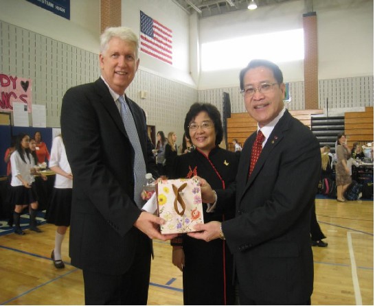 廖處長東周致贈紀念品予休士頓基督教高中總校長Steve Livingston博士