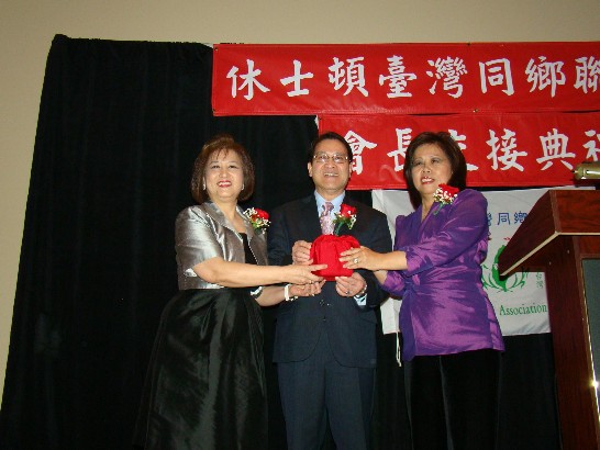 駐處陳廖東周處長(中)主持休士頓臺灣同鄉聯誼會新任會長張錦娟(右一)、卸任會長楊國貞(左一)的交接儀式。