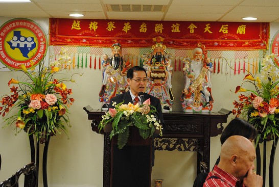 中國農曆年除夕駐休士頓辦事處處長廖東周夫婦與前中華公所主席百年國慶籌委會主委劉秀美等 拜訪玉佛寺，本頭公廟，雷藏寺，天后廟，關帝廟等五座廟宇參與禮佛及敬頭香儀式，祈求國泰民安與風調雨順