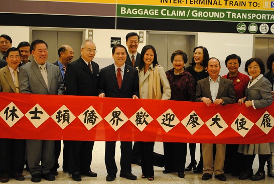 駐休士頓辦事處新任處長廖東周夫婦自西雅圖飛抵休士頓， 經文處及僑教中心與僑界多位代表前往機場迎接 歡迎廖東周處長到任履新