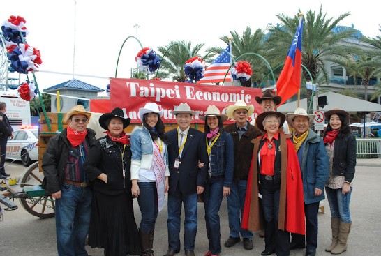 駐休士頓辦事處處長廖東周大使夫婦，全美華埠小姐胡瑞欣，僑務諮詢委員葉宏志，僑務委員鄭昭，中華公所主席伍萬鈞以及校聯會代表坐上馬車參加百餘馬車參加的遊行接受逾十萬夾道群眾的歡呼