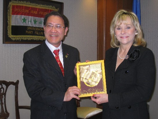 駐休士頓辦事處廖處長東周會見奧克拉荷馬州州長Mary Fallin，會後致贈「馬到成功」金箔畫紀念品給F州長
