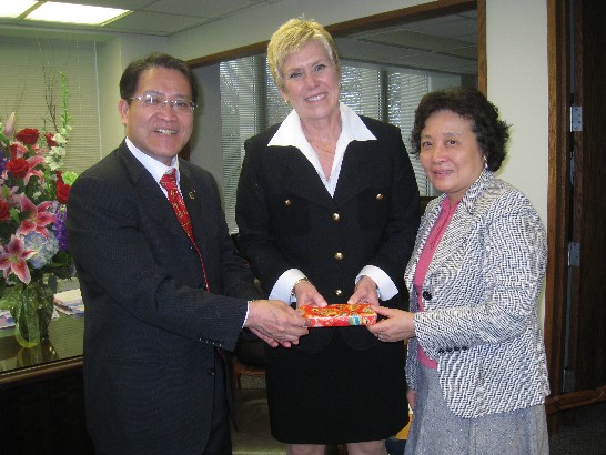 廖處長東周由文化組吳組長少芬等陪同會見奧克拉荷馬州教育廳長Janet Barresi女士並贈送紀念品給B廳長