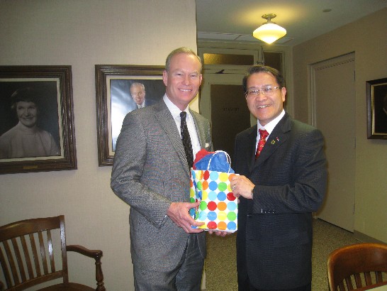 廖處長東周會晤奧克拉荷馬州奧克拉荷馬市市長Mick Cornett，C市長曾致贈紀念品給廖處長