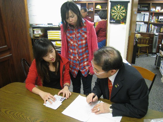 駐休士頓辦事處於奧克拉荷馬州奧克拉荷馬市立大學學生活動中心150室辦理行動領務。廖處長東周曾親自受理並協助僑民填妥護照換發申請資料