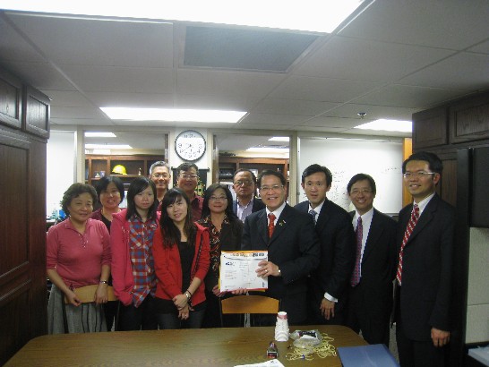 廖處長東周ㄧ行五位辦事處同仁與前來辦理領務業務僑民合影留念