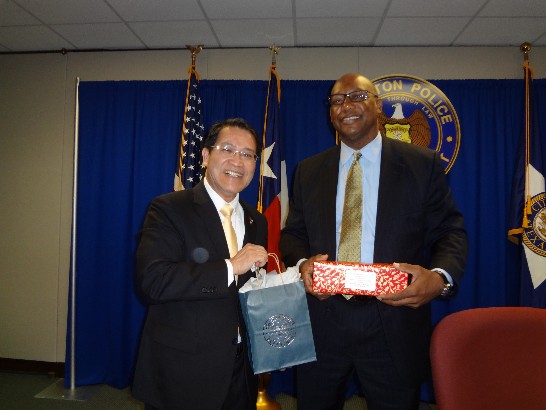駐休士頓辦事處廖處長東周於本(101)年3月19日上午11時在休士頓警察局會晤該局局長Charles McClelland, Jr.，雙方互贈禮品並合影留念