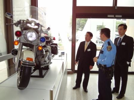廖處長東周由休士頓警局公關警員Ted Wang陪同參觀休士頓警察博物館