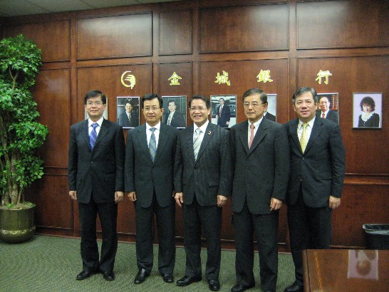 廖東周處長(中)與金城銀行吳光宜董事長(左二)、楊明耕副董事長(右二)、黃國樑總經理(左一)及魏組長煥忠（右一）合影