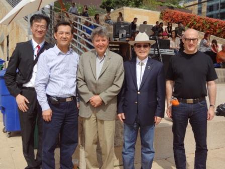 廖處長東周、新聞組齊組長永強與來賓德州州議員Elliott Nashitat及奧斯汀臺中姊妹市委員會姚會長東權等在南方音樂節活動現場合影留念