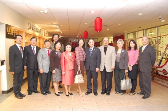 廖處長夫婦(右六、七)與僑務委員駱健明(右四)、王秀姿(左五)、僑務諮詢委員王敦正夫婦(右三、四)大專校聯會會長許國珠(右三)、中華公所共同主