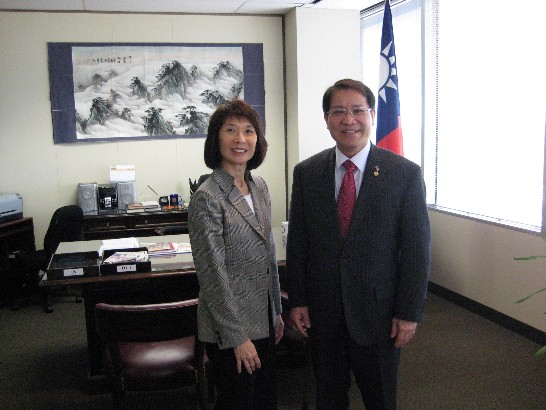 廖東周處長會見亞洲商會會長Linda Toyota(豐田)女士(左)與合影 