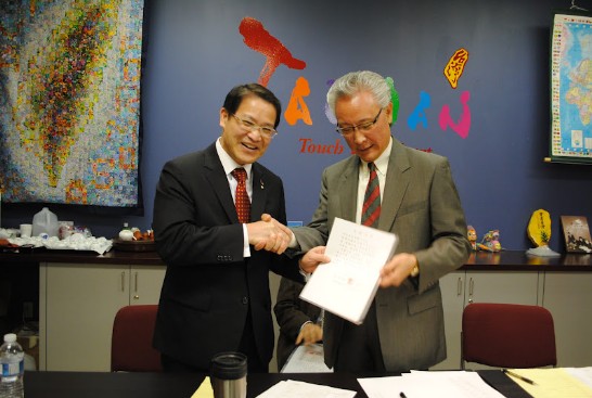 駐休士頓辦事處廖東周處長頒發賀狀予新任休士頓中華公所共同主席陸中