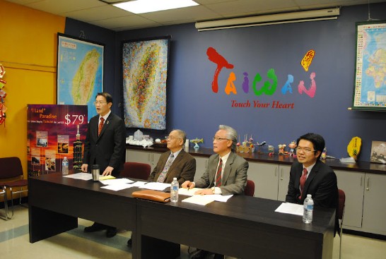駐休士頓辦事處廖東周處長頒發賀狀予新任休士頓中華公所共同主席