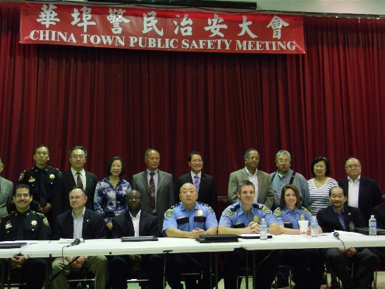 廖處長東周與參加休士頓華埠警民治安大會之休士頓市議員Mike Laster、德州哈里斯郡(Harris County)警察局警長Adrian Garcia、助理警長M.F. Wang、休士頓市警察局副局長John Chen、聯邦調查局幹員Patricia Villafranca女士、大Sharpstown管委會公安主任Richard Rodriguez, Jr.、Westchase管委會公安主任Mark Hubenak及哈里斯郡與休士頓市警局巡警單位代表合影留念。