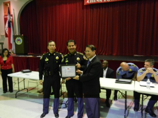 廖處長東周致贈感謝狀予德州哈里斯郡(Harris County)警察局警長Adrian Garcia及助理警長M.F. Wang