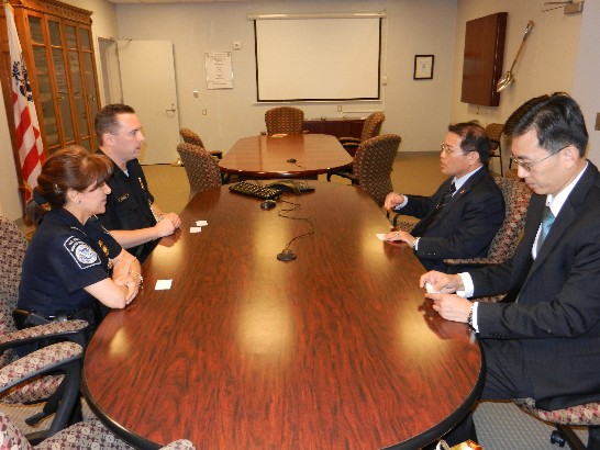 駐處廖處長東周與陳組長彥夆及法務部范秘書宇平陪同於本(101)年4月16日下午2時會晤美國海關暨邊境保護局(CBP)休士頓IAH機場分處主管Steven Scofield，該處營運計畫科長Alma Montemayor女士在座。