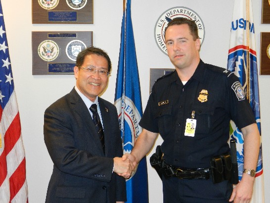 駐處廖處長東周與美國海關暨邊境保護局(CBP)休士頓IAH機場分處主管Steven Scofield握手合影。
