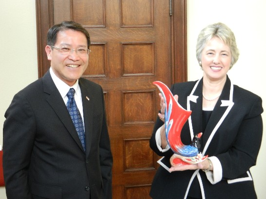 駐處廖處長東周拜會休士頓市長Annise Parker，並致贈國產的臺灣藍鵲法藍瓷給P市長