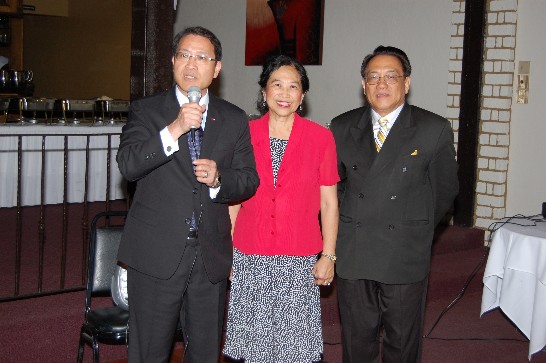 廖東周處長在美南臺灣旅館公會4月份月會上致詞。(右一)為賴清陽律師、