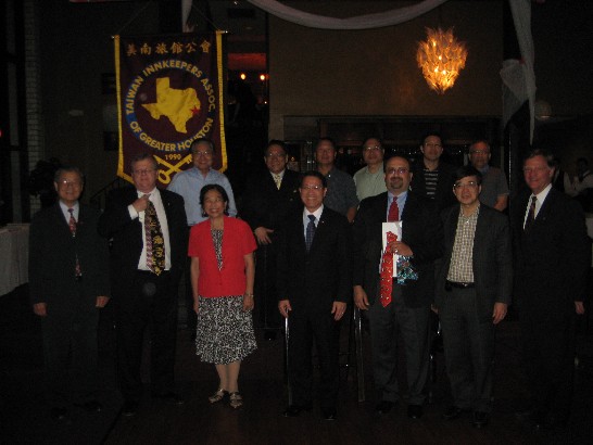 廖處長(前排中)與美南臺灣旅館公會賴李迎霞會長(前排左三)、Mr. Paul Bettencourt (前排左二)、北美洲臺灣旅館公會聯合總會總會長許文忠(前排右二)及該會理事及嘉賓等合影