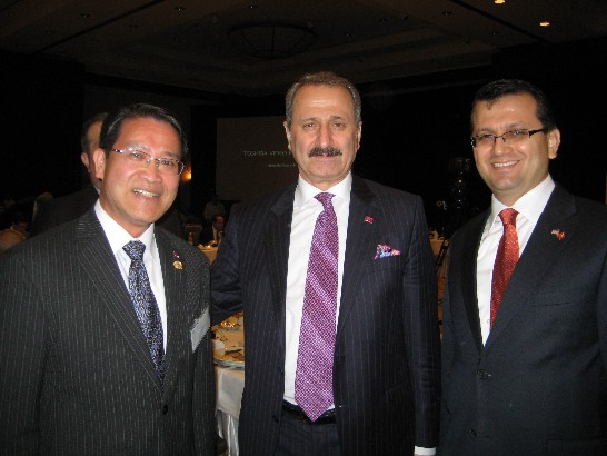 廖處長與土耳其經濟部長Zafer Caglayan(中)及土國總領事Cemalettin Aydin(右)合影