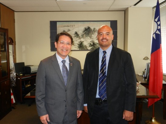 廖處長東周與德州糖城市警察局長Doug Brinkley合影留念