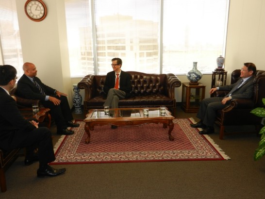 德州糖城市(Sugar Land)警察局長Doug Brinkley於本(4)月19日下午3時應邀來駐休士頓辦事處拜會廖處長東周，陳組長彥夆、新聞組齊組長永強、商務組黃組長立正及法務部范秘書宇平在座