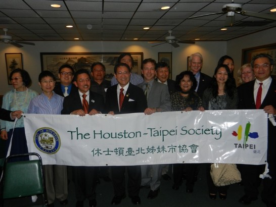 照片三：廖處長東周與休臺姊妹會新舊會長、理事會幹部及出席晚宴來賓合影。